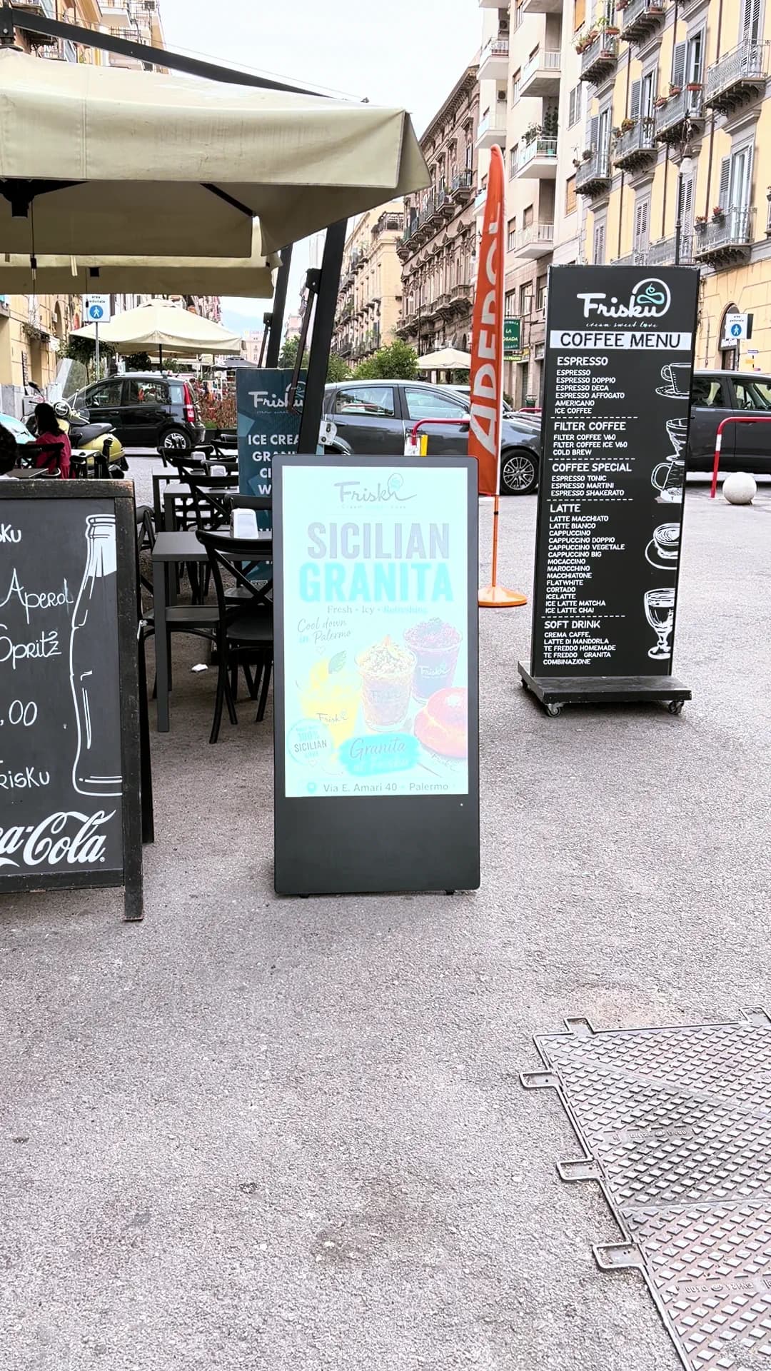Il totem mostra la granita siciliana; accanto, la lavagna con i prezzi dell’aperitivo.