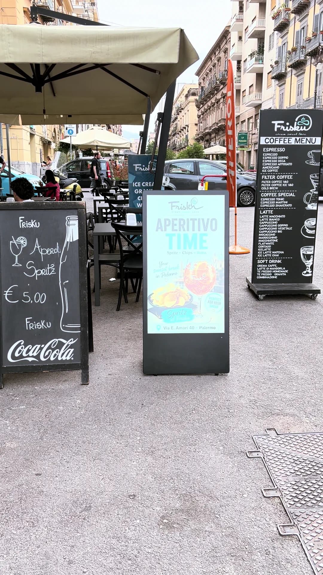 Lo stesso totem con la schermata dell’aperitivo, nel dehors affacciato sulla strada.