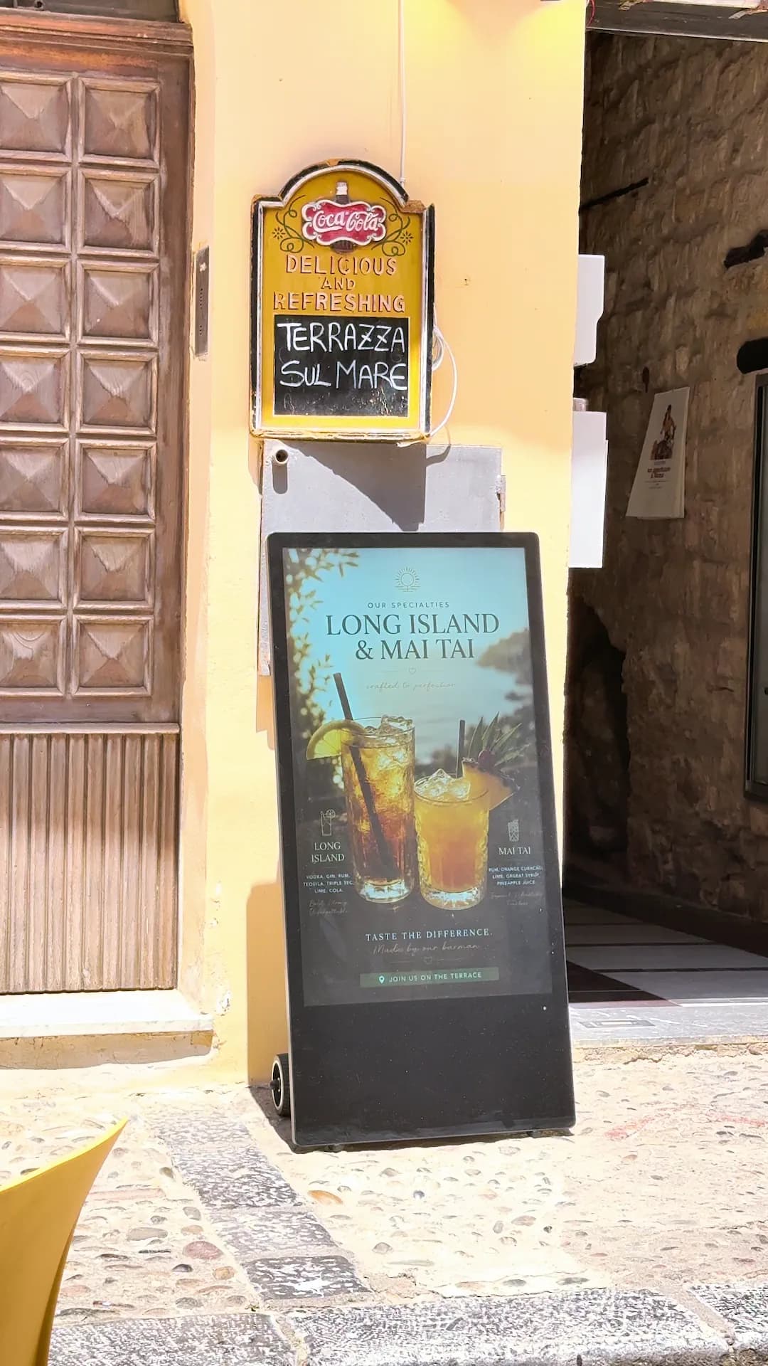 La stessa inquadratura con un contenuto diverso sullo schermo: due long drink ambrati.