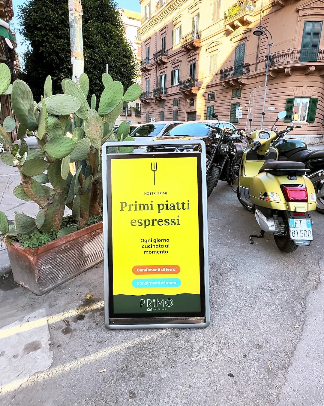 Il totem del ristorante sulla strada, fra il fico d’India e i palazzi del centro.