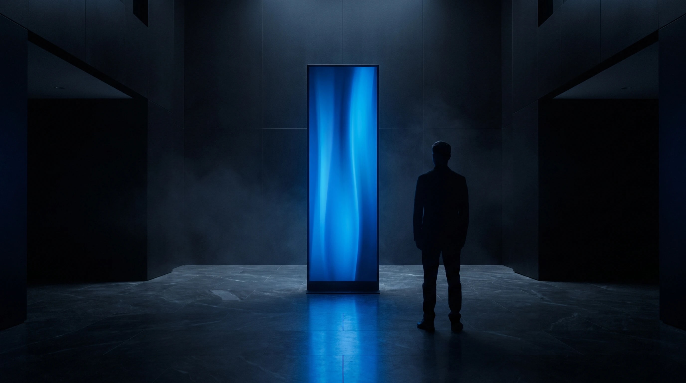Totem digitale verticale acceso nell’atrio di un edificio, unica fonte di luce in uno spazio scuro.