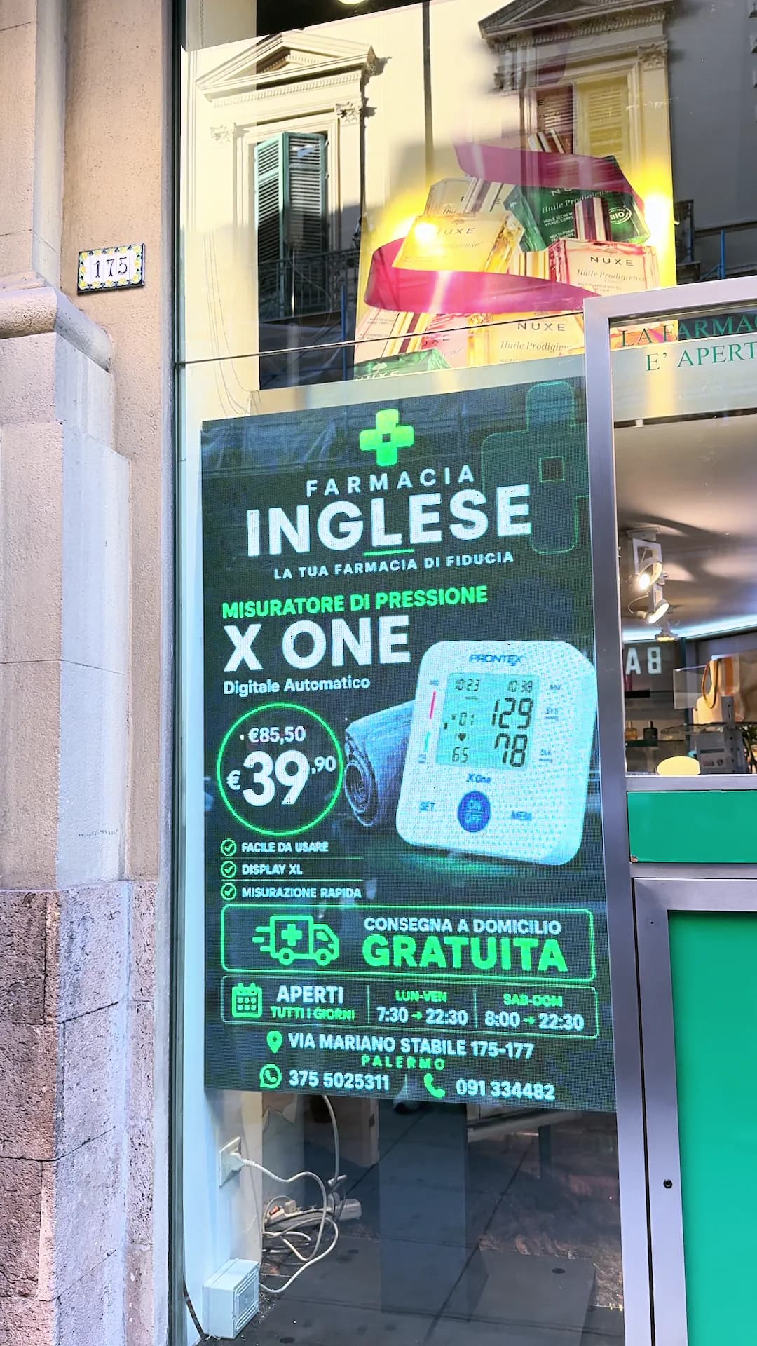 Il display frontale in vetrina, con la scheda prodotto e i contatti della farmacia.
