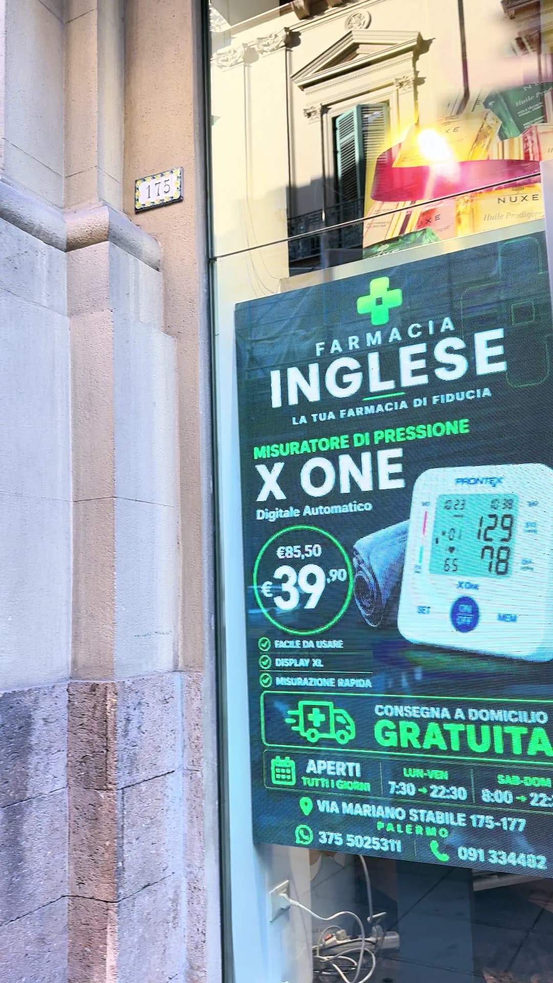 Il display della Farmacia Inglese ripreso da vicino: il contenuto occupa quasi tutta la vetrina.