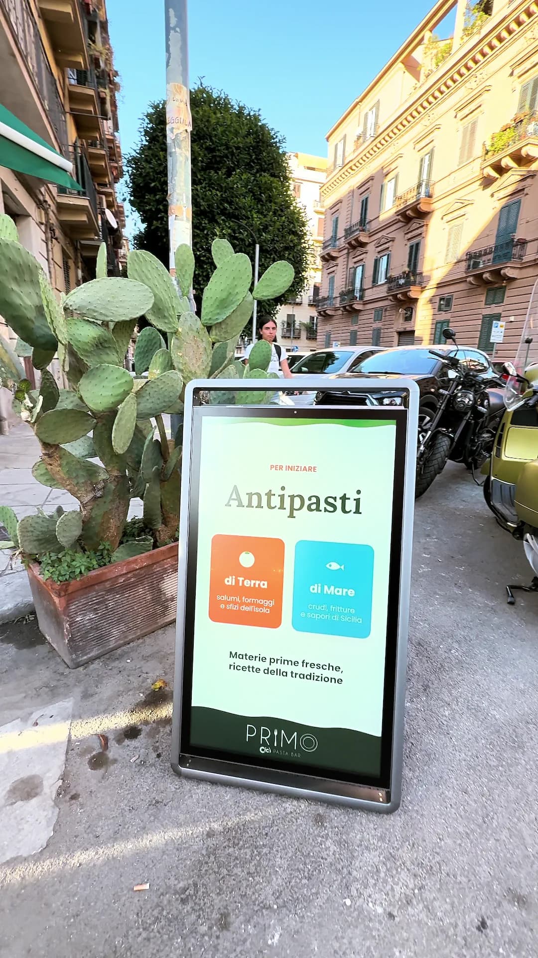 Il totem mostra la sezione antipasti, divisa fra terra e mare.